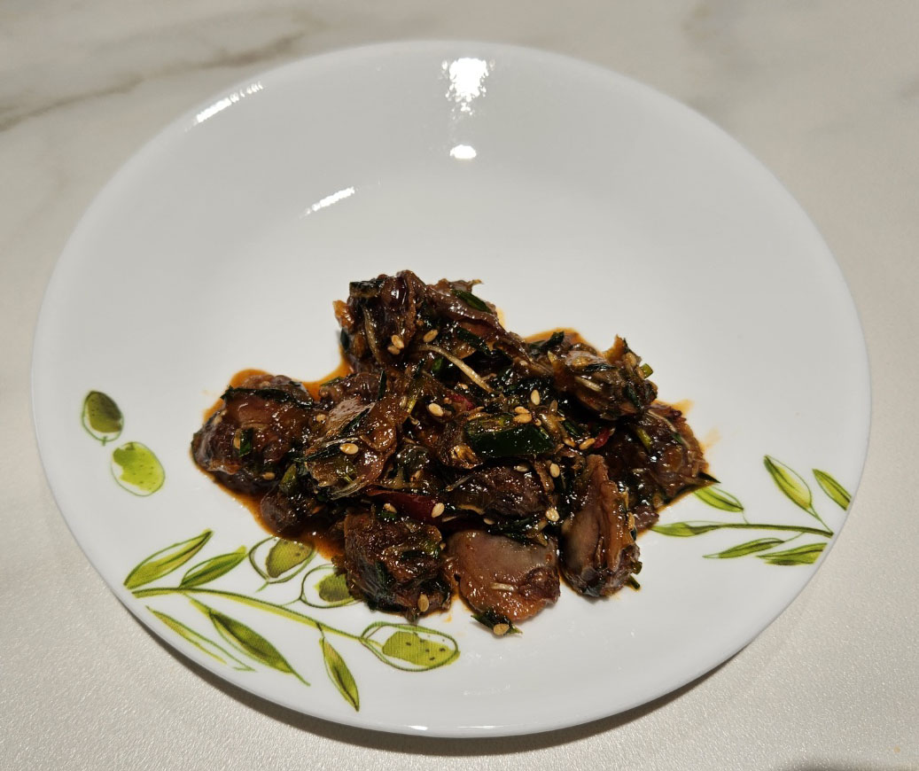 코스트코 달래꼬막장 접시에 덜어놓은 모습