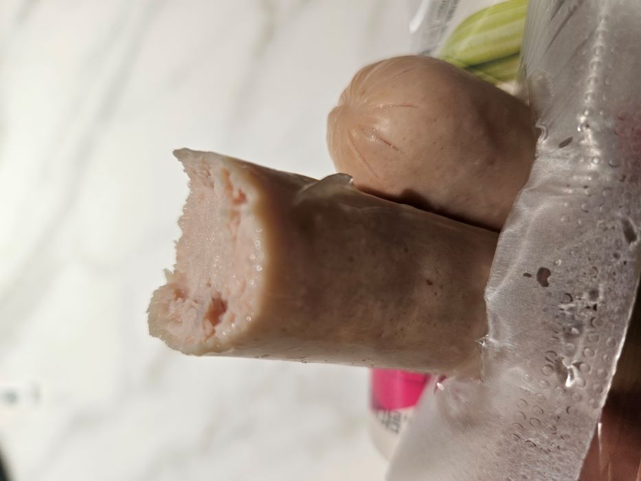 코스트코 더건강한 닭가슴살 소시지 먹는 모습