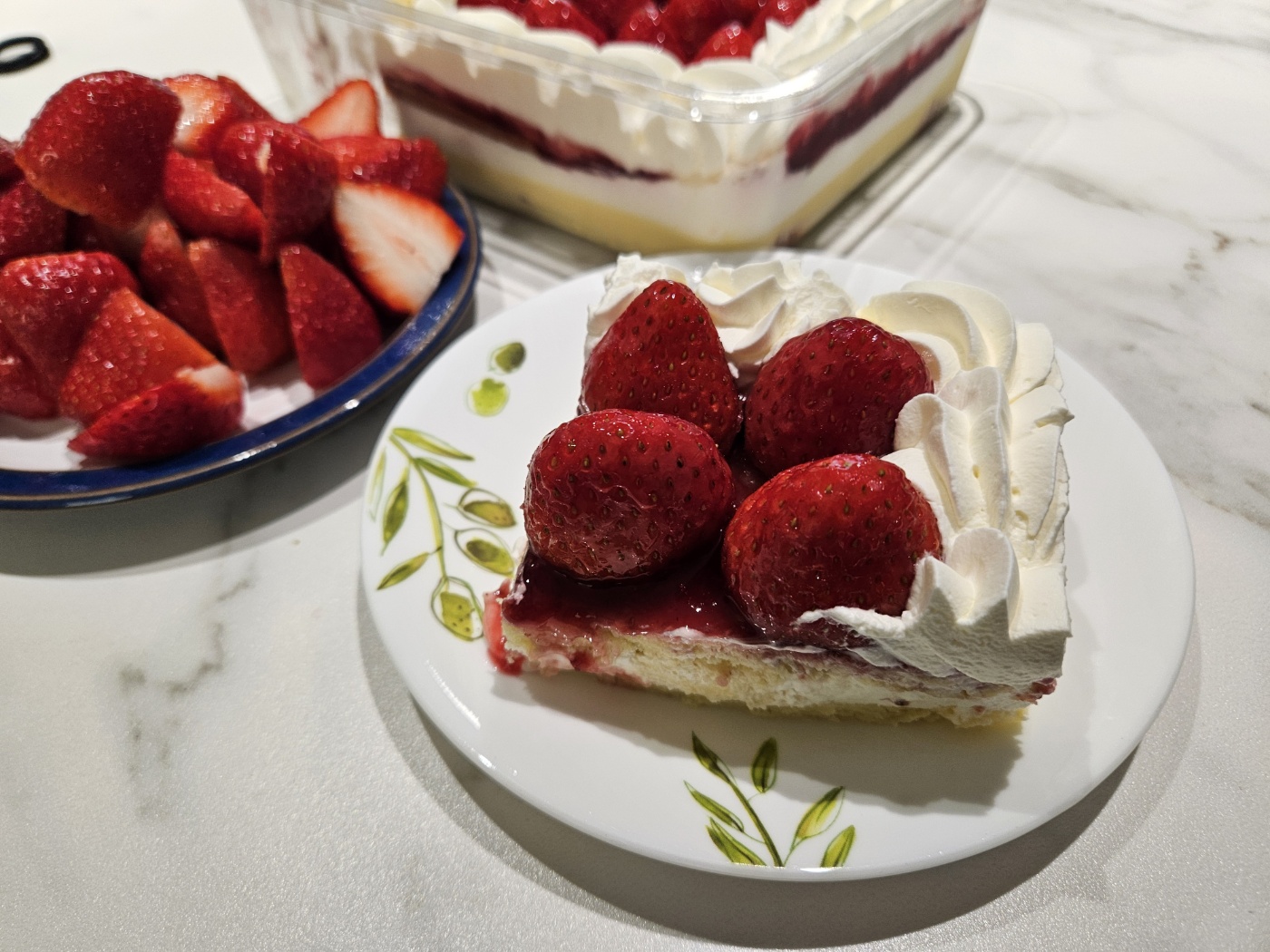 코스트코 딸기트라이플 케익 먹는 중